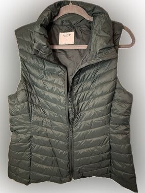 Old Navy Quilted Puffer Vest for Women - glorious pine green - size large